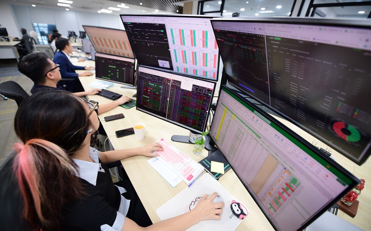 Chứng khoán 8-9: Sau phiên bất ngờ rơi 31 điểm, VN-Index có tiếp tục rung lắc?