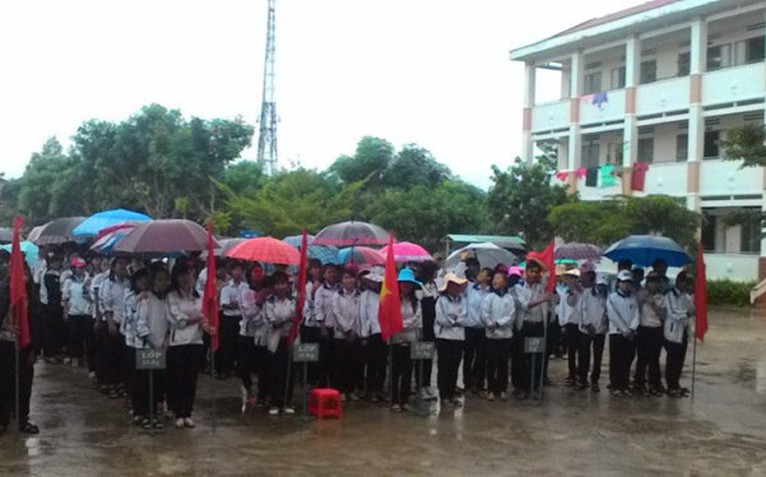 ​Khiển trách hiệu trưởng “giảng bài trong giờ chào cờ để lấy tiền”