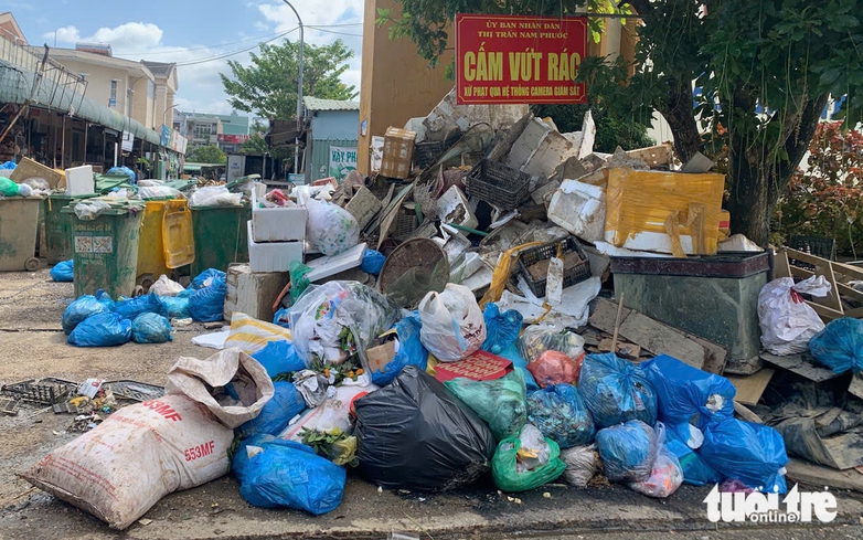 Garbage piles up across Da Nang after late October floods despite cleanup efforts