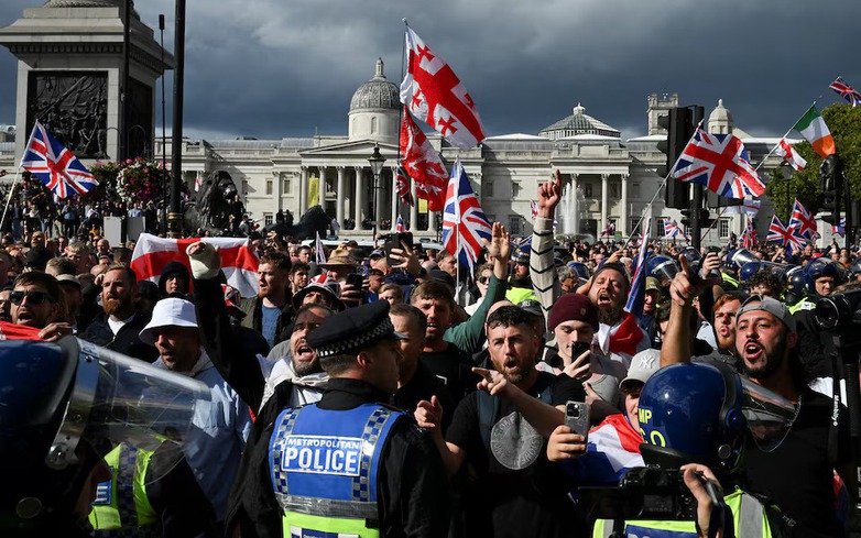Police and protesters scuffle as 110,000 join anti-migrant London protest