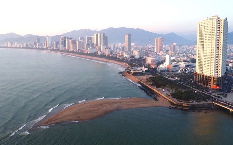Dolphin-shaped sandbar draws crowds along Vietnam’s Nha Trang coast