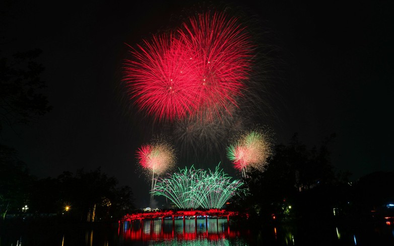 [LIVE BLOG] Fireworks light up the skies across Vietnam to welcome Lunar New Year