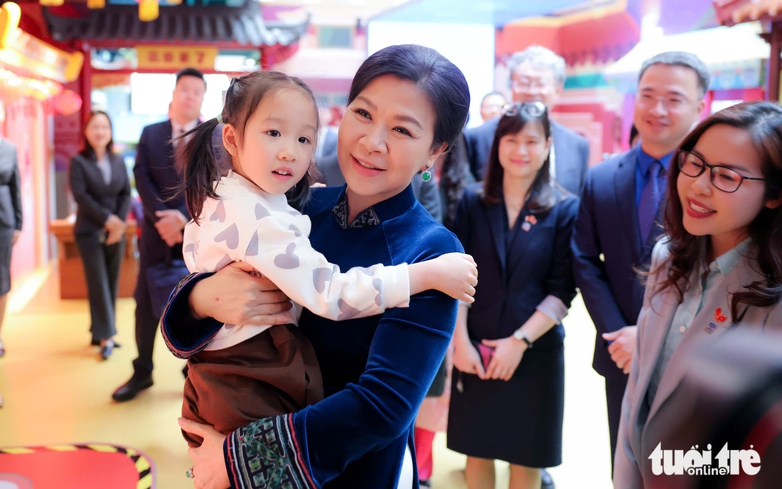 Vietnamese Party chief’s spouse visits youth center in Beijing, highlights child education, exchanges