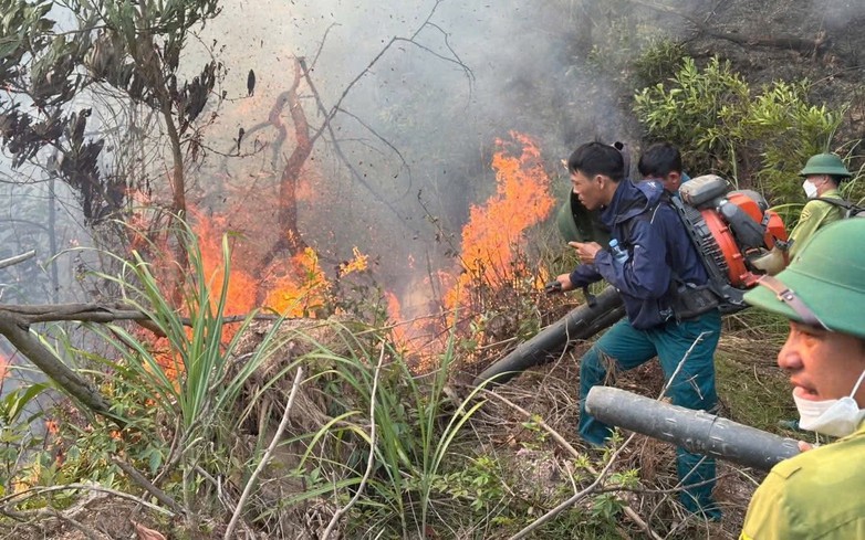 Soldiers, police, residents battle forest fire in Vietnam’s Nghe An amid extreme heat