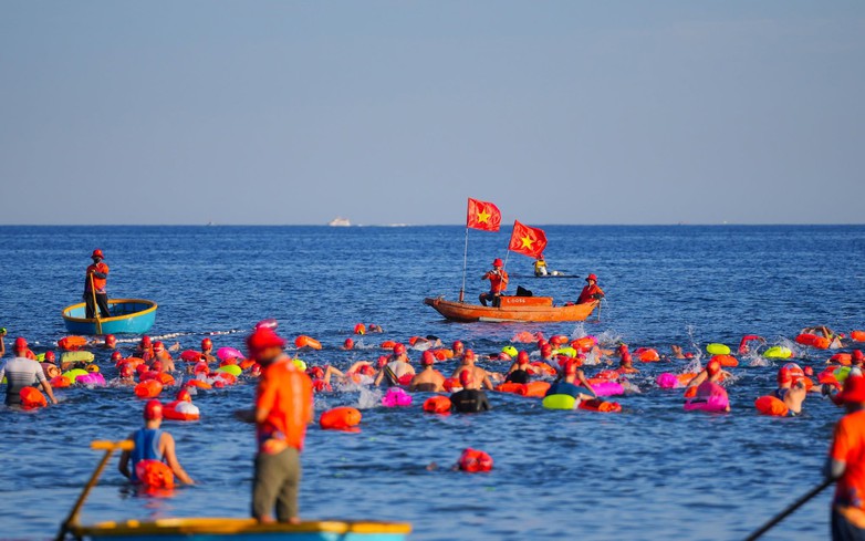 Over 800 Vietnamese, int’l athletes compete in Ly Son sea swimming race