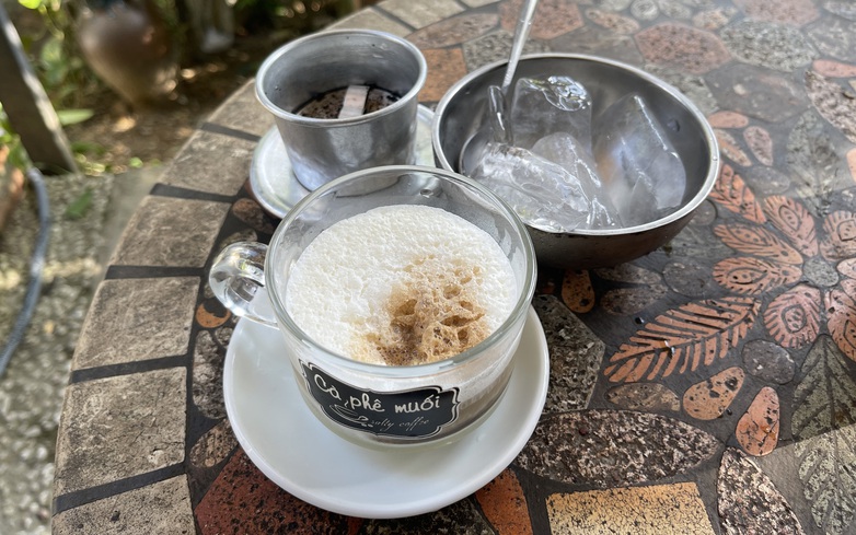 Foreigners get hooked on Vietnamese coffee despite sleepless nights