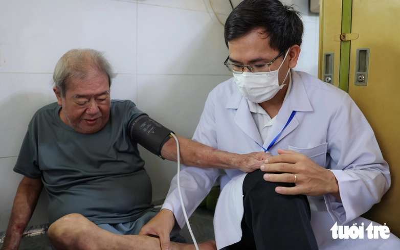 Ho Chi Minh City brings free health checkups to elderly, disabled residents at home