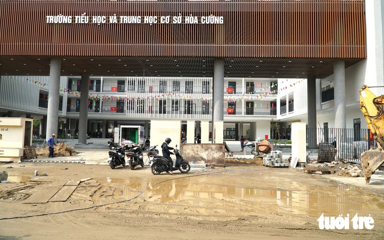 Muddy road outside downtown Da Nang school frustrates parents
