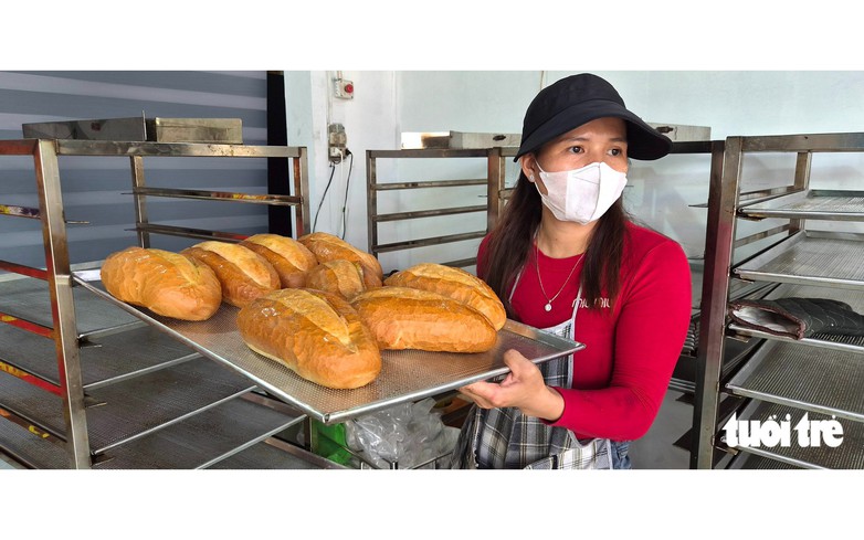 This Hue 'banh mi' shop caps orders at 3 per buyer, and still draws huge queues