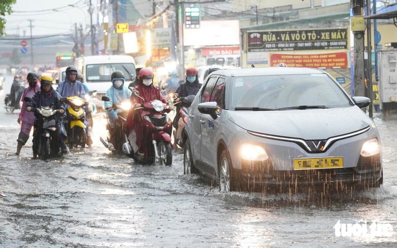 Torrential rain inundates roads across central Ho Chi Minh City