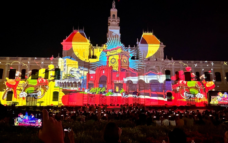 Ho Chi Minh City begins national reunification celebrations with dazzling 3D mapping light show