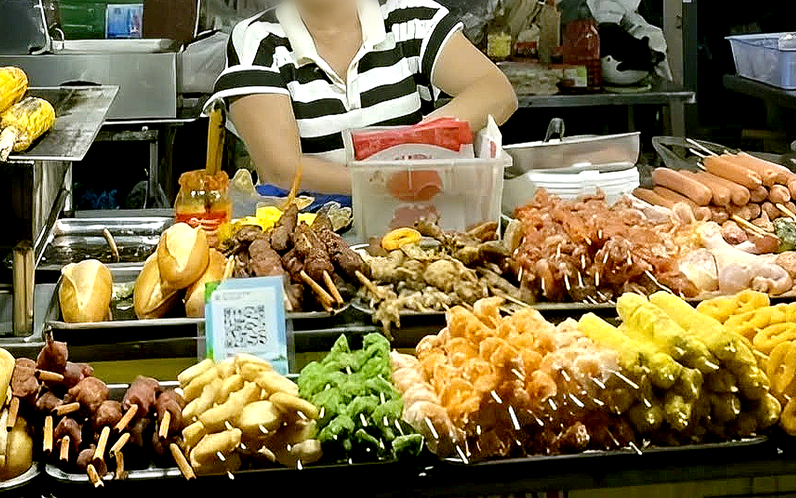 Vietnam tightens street food safety rules