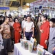 Bí thư quận 1 xem TikToker livestream bán hàng tại chợ Bến Thành