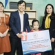 Bí thư huyện kết nối học bổng cho trò khuyết tật, khen cô giáo đưa trò tới lớp