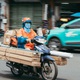 Shipper vừa chạy xe vừa nghe điện thoại vì 'đặc thù công việc'?