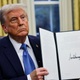 Tin tức thế giới 2-2: Ông Trump đặt bút ký tăng thuế Canada, Mexico, Trung Quốc