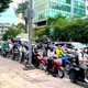 Giảm xe máy leo lề, người dân thong thả đi bộ trên vỉa hè