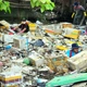 Thanh niên mướt mồ hôi vớt 20 tấn rác dồn ứ trên kênh Hy Vọng