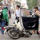 Hiểm họa từ việc mở cửa xe ô tô không bảo đảm an toàn