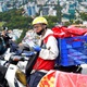 Tài xế công nghệ bán bánh tráng kiếm thêm