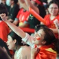 Người hâm mộ vỡ oà niềm vui sau chiến thắng nghẹt thở của U22 Việt Nam