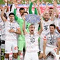 Harry Kane lần đầu nâng đĩa bạc Bundesliga