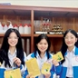 Nữ sinh Trường THPT chuyên Nguyễn Bỉnh Khiêm hô biến rơm thành giấy