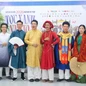 Bạn trẻ thích thú trải nghiệm Việt phục tại Ngày hội Tóc xanh vạt áo 2026
