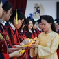 Thầy cô Pathway School thắp lên ngọn nến trưởng thành cho học sinh lớp 12