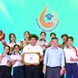 Thí sinh Đường đến vinh quang mang vòng nguyệt quế về tặng chị