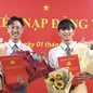 Đôi bạn Trường THPT Hùng Vương cùng được kết nạp Đảng