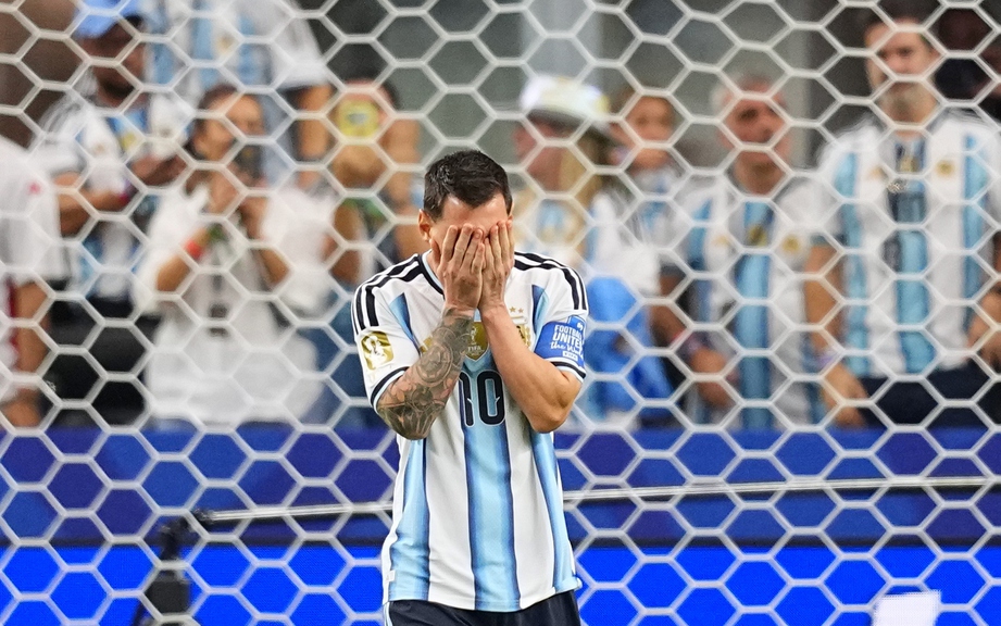 Video Messi tiếc nuối khi sút hỏng phạt đền trong trận Argentina gặp Áo