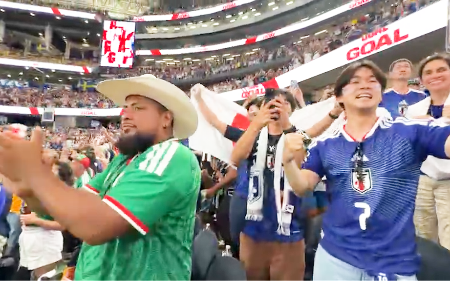 Cổ động viên Nhật Bản reo hò trên sân Dallas khi đội nhà vượt qua vòng bảng World Cup  
