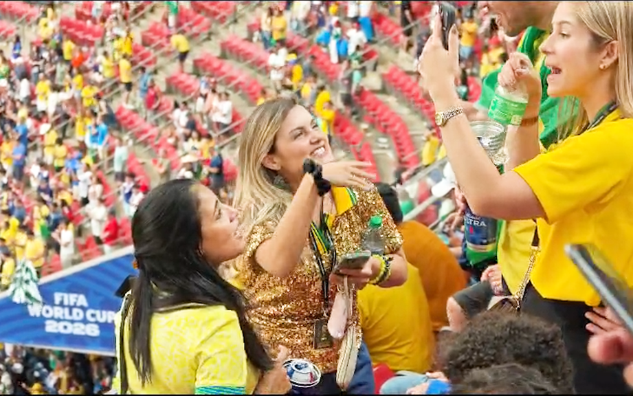 Video cổ động viên Brazil vỡ òa ăn mừng chiến thắng trên sân NRG ở Houston 