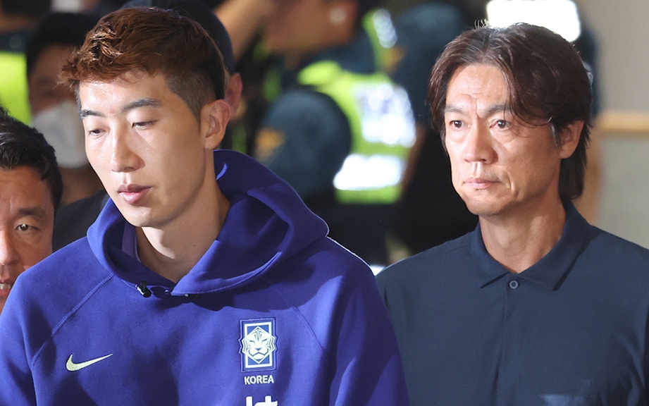 Người hâm mộ la ó khi HLV Hong Myung Bo và đội tuyển Hàn Quốc về nước sau World Cup 2026