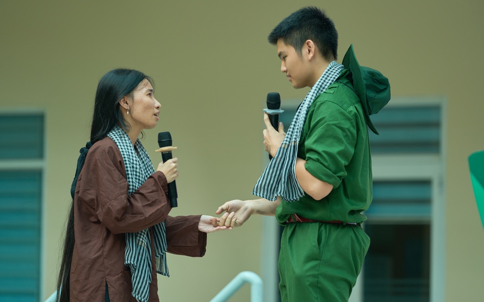 Teen THPT Nguyễn Tất Thành lan tỏa tình yêu quê hương, đất nước qua các tiết mục văn nghệ chào mừng 20-11